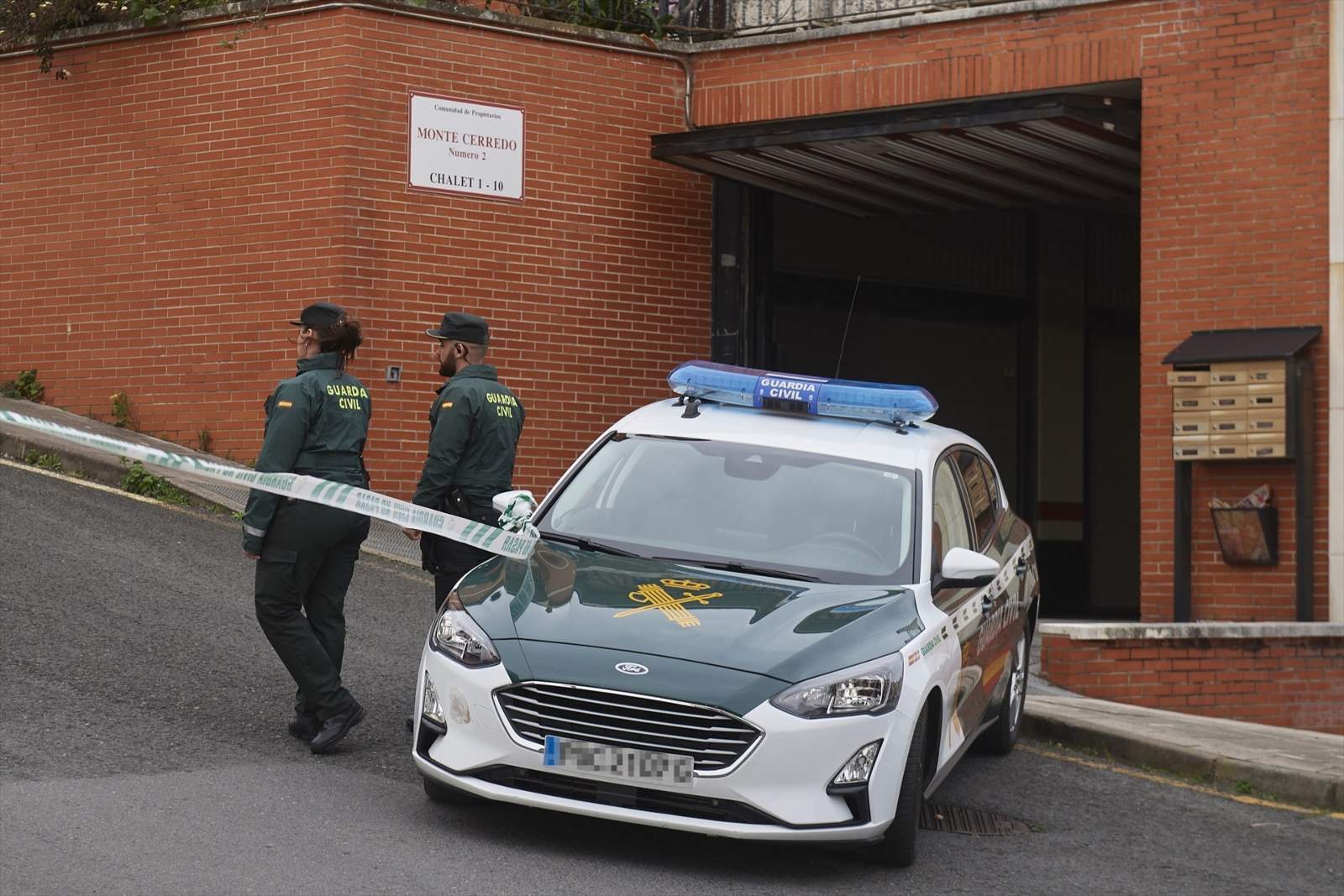 EuropaPress 5746277 coche guardia civil frente vivienda donde hallado cuerpo vida mujer febrero (1)