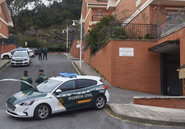 EuropaPress 5746278 coche guardia civil frente vivienda donde hallado cuerpo vida mujer febrero (1)