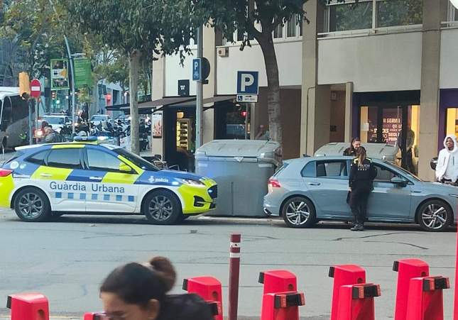 Momento en el cual la Guardia Urbana de Barcelona ha parado el coche en Numància con Berlín este miércoles por la tarde / Carlos Manzano