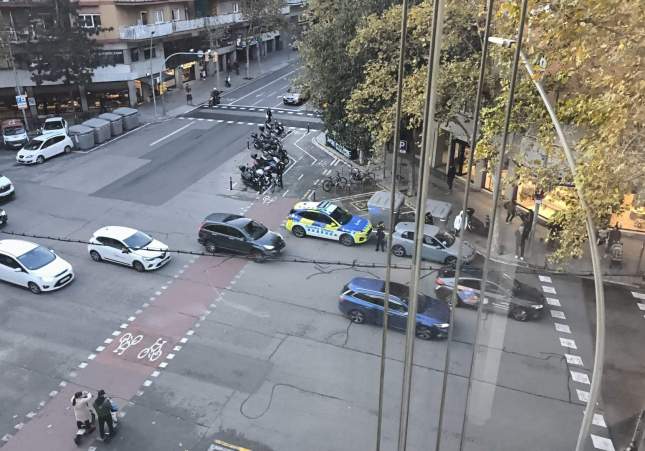 Las patrullas de la Guardia Urbana de Barcelona a Numància con Berlín este miércoles por la tarde / JC