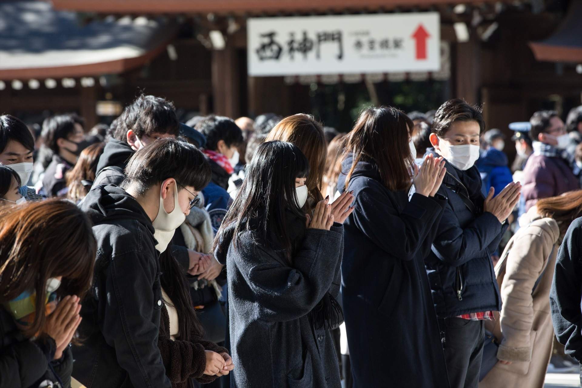 EuropaPress 3500076 01 january 2021 japan tokyo visitors pray for good fortune at the meiji