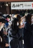 EuropaPress 3500076 01 january 2021 japan tokyo visitors pray for good fortune at the meiji