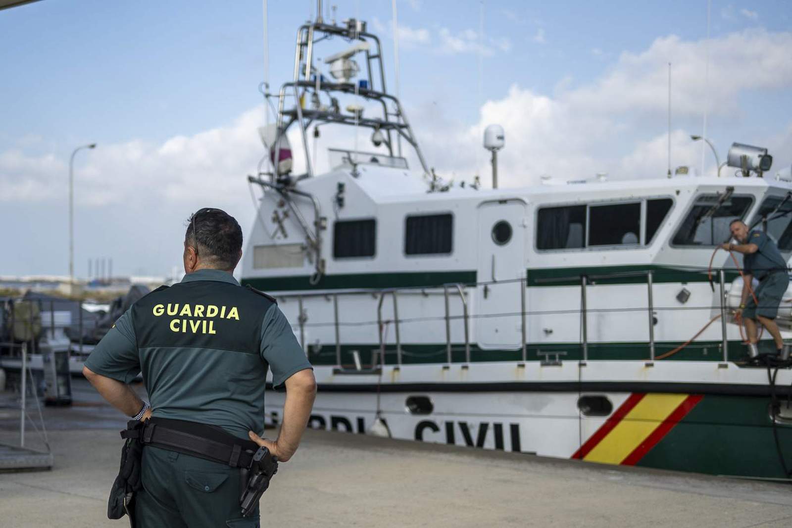 europapress 5312507 agente guardia civil patrulla maritima puerto barcelona julio 2023