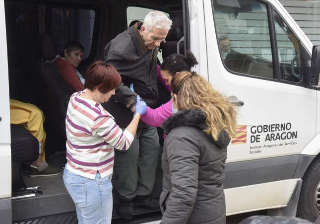 Residents de la residència d'avis de Villafranca d'Ebre arriben a Osca / Javier Blasco, EFE