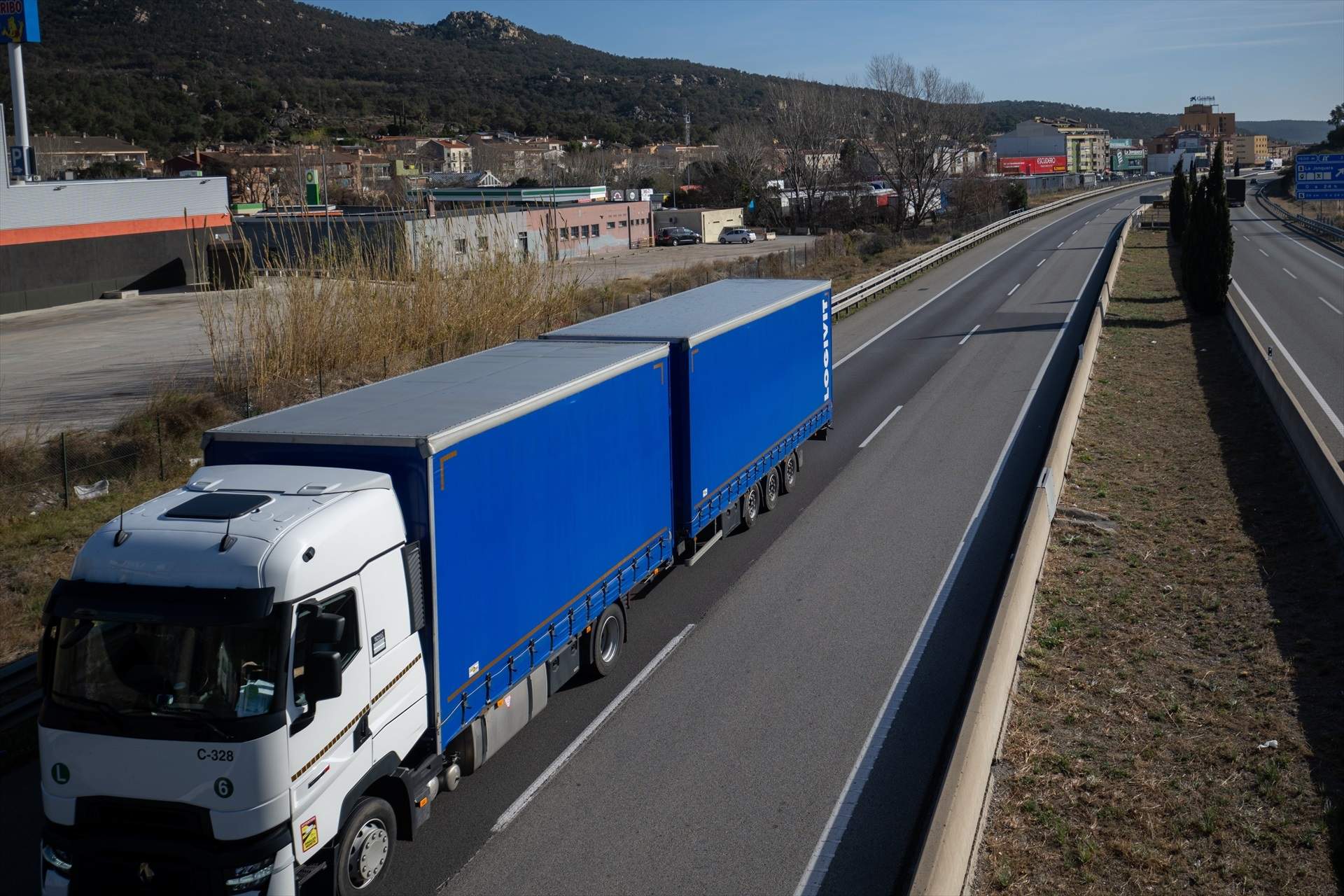 EuropaPress 5720558 camion circula 27 enero 2024 jonquera girona catalunya espana reabierto