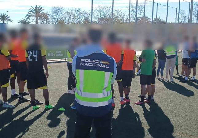 estafa adolescents falsa promesa futbolistes