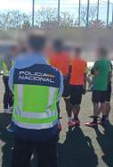 estafa adolescents falsa promesa futbolistes