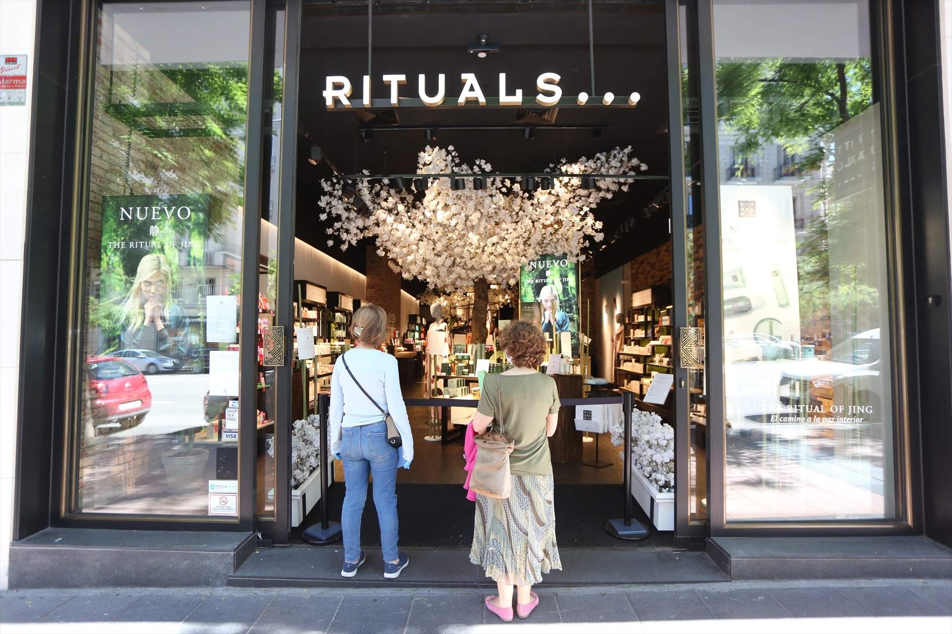 EuropaPress 3133059 dos mujeres miran interior tienda rituals dia permite apertura comercio