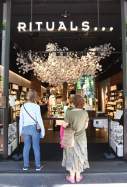 EuropaPress 3133059 dos mujeres miran interior tienda rituals dia permite apertura comercio