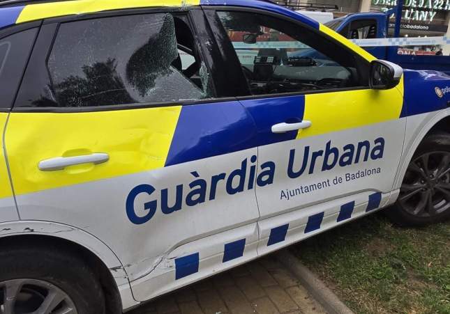 Coche Guardia Urbana que ha parado el camión en Badalona García Albiol