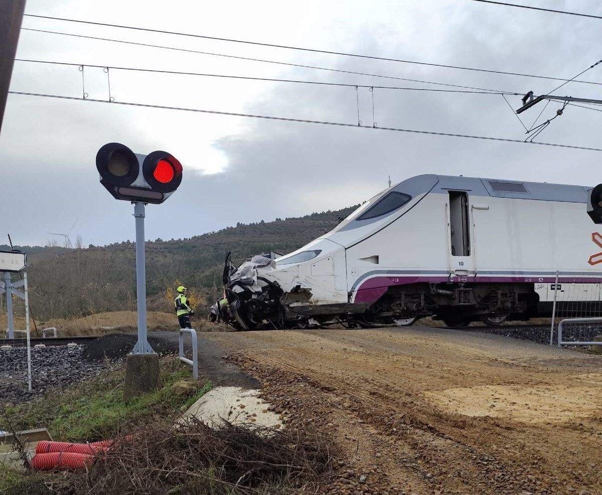 EuropaPress 6367122 colision turismo tren paso nivel husillos palencia