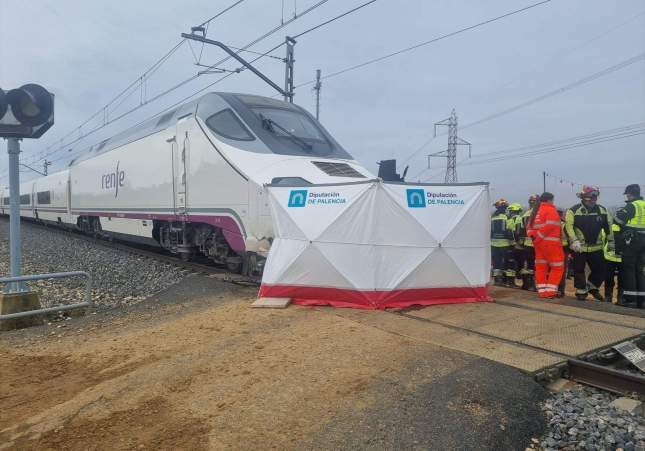 Autoridades y servicios de emergencias intervienen en el lugar del accidente por un choque entre un tren y un coche en un paso a nivel en Husillos (Palencia) / Subdelegación del Gobierno en Palencia