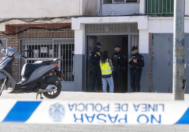  Agentes de la Policía Nacional en el portal de la vivienda de la calle Henríquez de Jorquera, en el distrito Norte de Granada capital, en la que se ha declarado un incendio por el que ha fallecido un bebé de once meses tras su traslado al hospital y en el que también han resultado otras seis personas heridas entre ellas un bombero que ha sufrido quemaduras al arder su uniforme durante la actuación.EFE/Miguel Ángel Molina