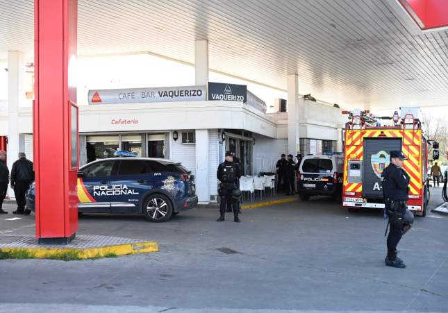 Policia Nacional i bombers al bar Vaquerizo de Badajoz durant el tiroteig mortal el passat febrer / Andrés Rodríguez, Europa Press