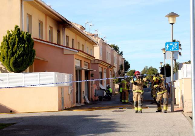 Bombers treballant a l'habitatge cremat on ha mort una dona aquest matí / Mar Rovira, ACN