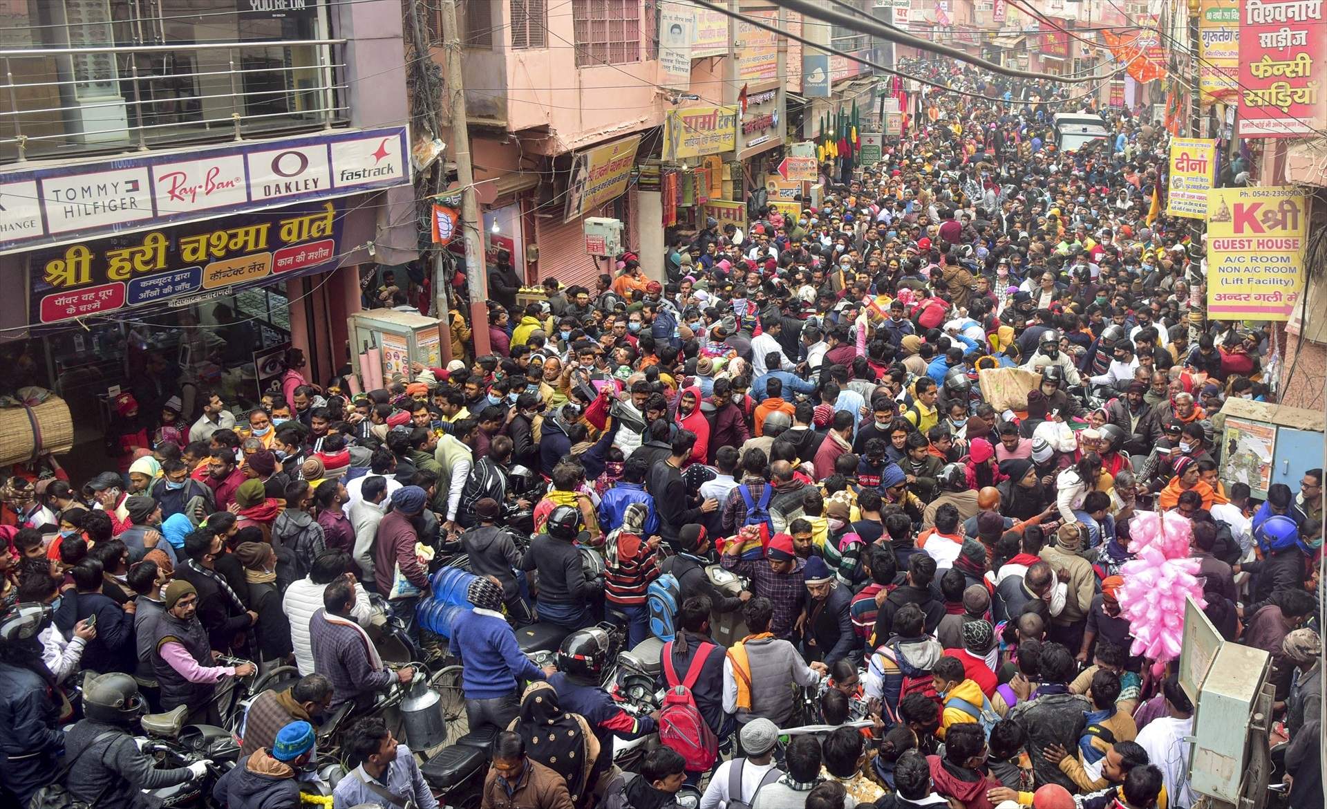 EuropaPress 4170738 01 january 2022 india varanasi crowd of devotees gathers at kashi