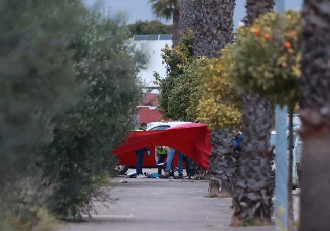 La Guàrdia Civil i els serveis funeraris treballant al lloc on es trobava el cadàver del menor de 17 anys a Gerena (Sevilla) el passat 8 de gener / Rocío Ruz, Europa Press