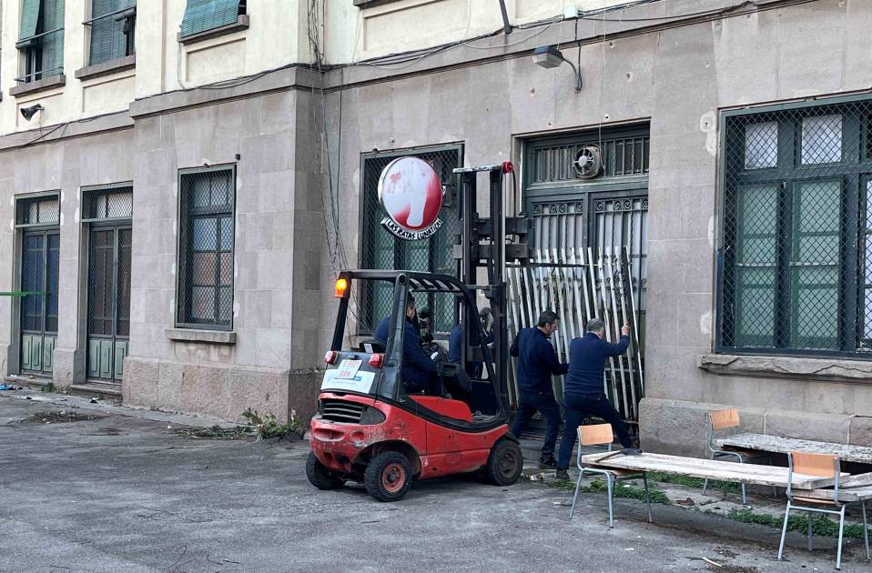 6 Desallotjament edifici antiga escola Lola Anglada bloqueig accessos