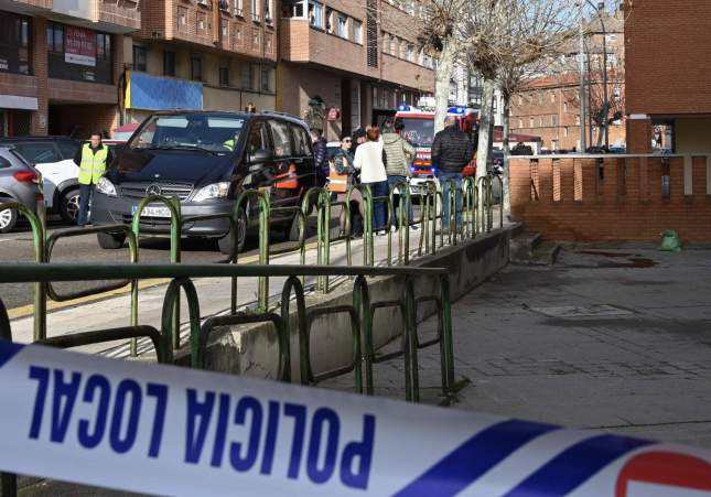 Precinte policial als voltants del lloc on un menor d'edat ha matat, presumptament, aquest dissabte al mig del carrer a punyalades el seu pare a Palència. EFE/ Almudena Álvarez