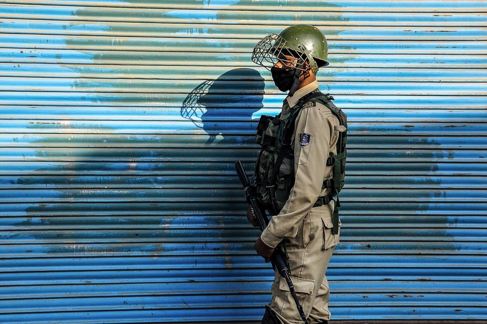 EuropaPress 3323956 17 september 2020 india srinagar paramilitary trooper takes position near (1)