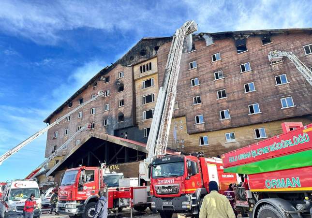 Equips de rescat a l'hotel en flames de Turquia aquest dimarts al matí / Departament de Bombers de Sakarya