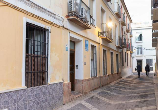 Vista de l'edifici d'apartaments turístics de carrer Vent del centre de la capital malaguenya aquest dimarts, en el qual la Policia Nacional investiga la mort d'un home en un pis / Carlos Díaz, EFE