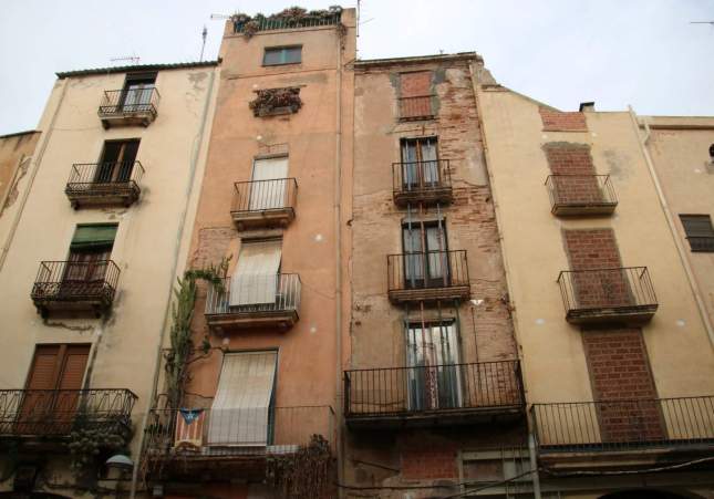 Un edificio apuntalado y otro tapiado después del hundimiento de uno de ellos en la plaza del Aceite de Valls / Mar Rovira, ACN