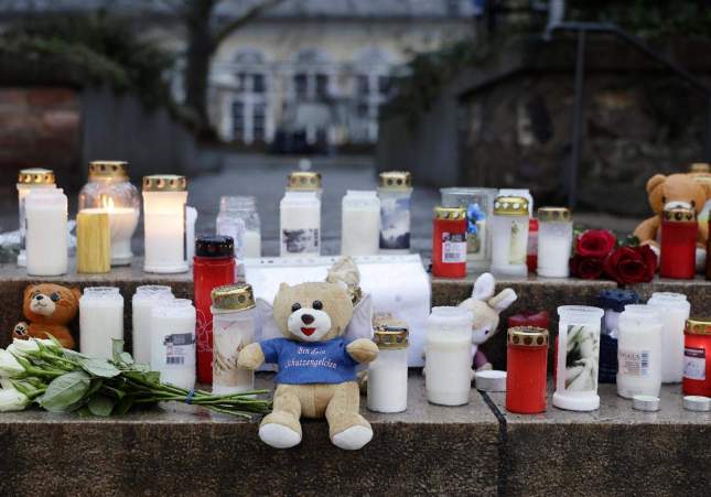 Memorial junto al parque de Aschaffenburg tras el ataque a cuchilladas / Ronald Wittek, EPA, EFE