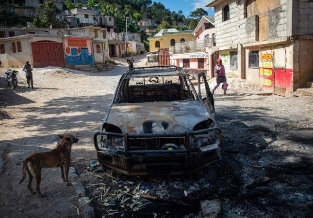 Un coche calcinado en Kenscoff durante un nuevo ataque perpetrada por bandas armadas en Haití / Johnson Sabin, EFE