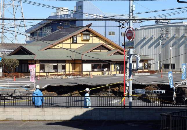 El forat que ha engolit el camioner a Yashio (Japó) / Jiji Press Japan, EPA, EFE