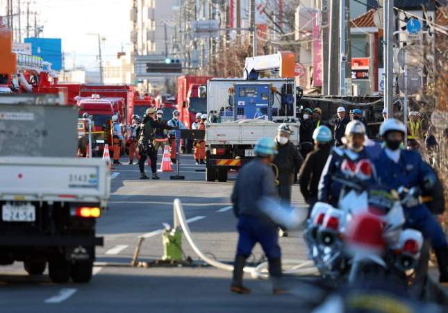 Els equips de rescat porten tres dies treballant a la zona per intentar treure del forat el camioner de 74 anys, a Yashio (Japó) / Jiji Press Japan, EPA, EFE