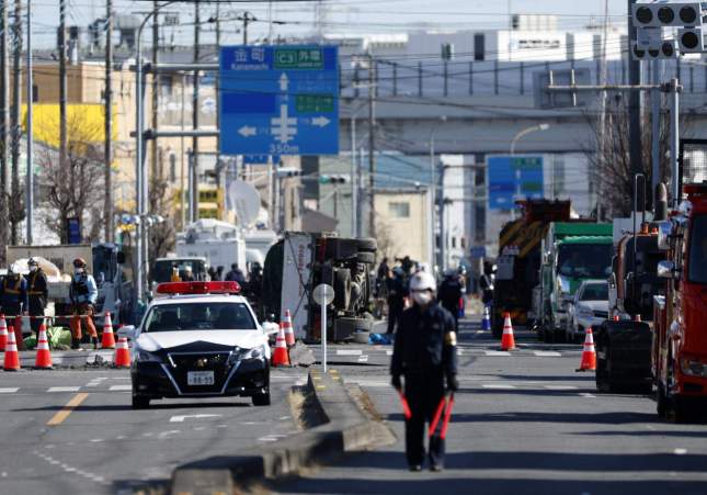 El camió en el centre, que ha aconseguit ser extret del clot / Franck Robichon, EPA, EFE