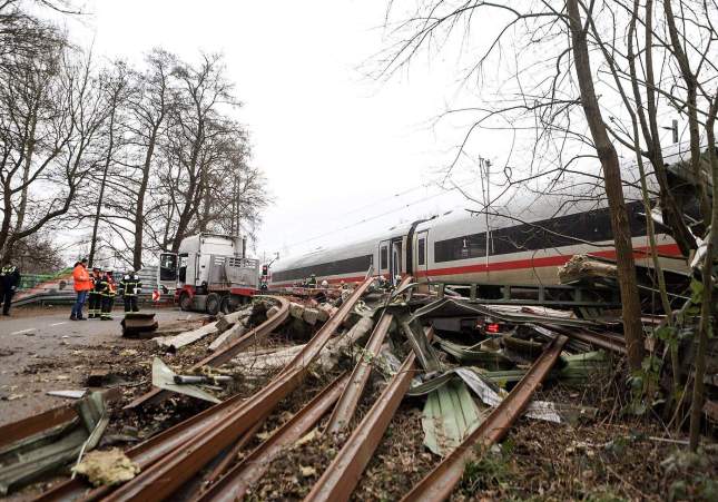 Accident ferroviari entre un tren i un camió a Hamburg, Alemanya / Sebastian Peters, News5, EPA, EFE