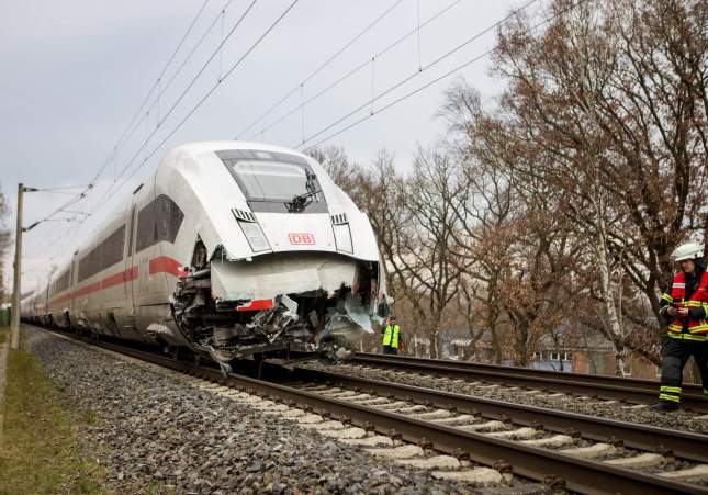 El tren d'alta velocitat de l'operadora nacional alemanya Deutsche Bahan després de la col·lisió en Hamburg / Sebastian Peters, News5, EPA, EFE