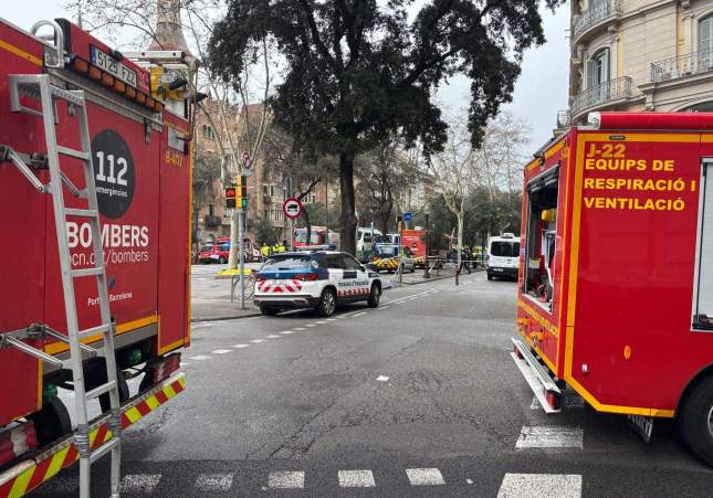 Efectivos de emergencias en la avenida Diagonal de Barcelona donde se ha producido el accidente / GRS