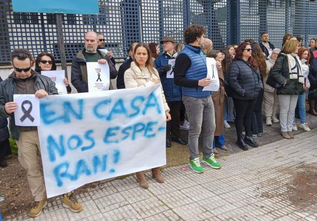 Treballadors experts en educació de menors marginats de Badajoz es concentren per expressar les seves condolences per la mort violenta d'una de les seves companyes per part de tres menors en un habitatge de compliment de mesures judicials i denunciar les carències|mancances de personal en matèria de seguretat en aquest tipus de centres, aquest dilluns a Badajoz. La víctima havia denunciat dies enrere a un d'ells per suposades|presumptes amenaces a l'esmentat immoble, que no explica|compta amb cambres|càmeres ni personal de seguretat. EFE/ José Luis Real