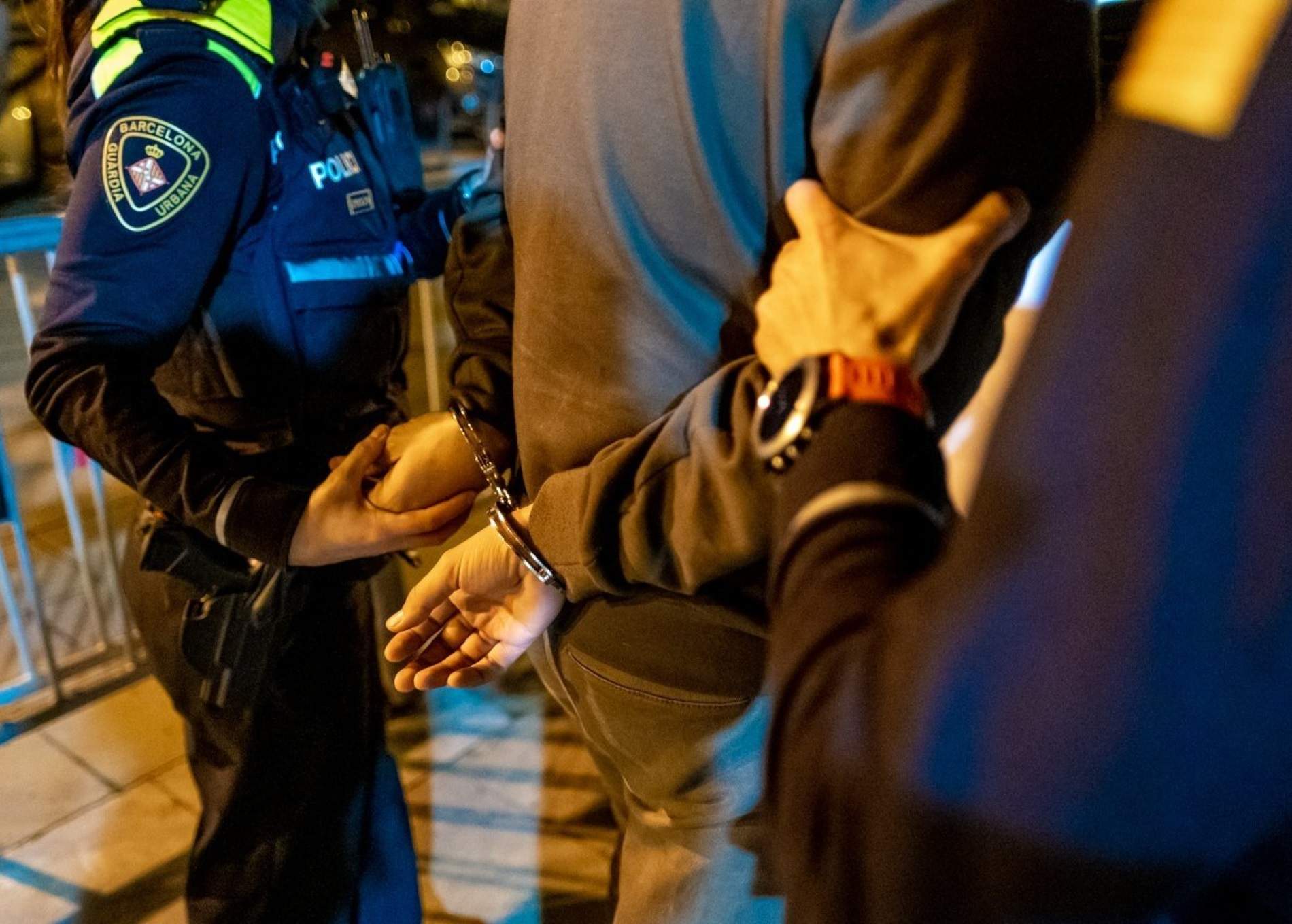 una detencio de la guardia urbana de barcelona en una imatge d arxiu