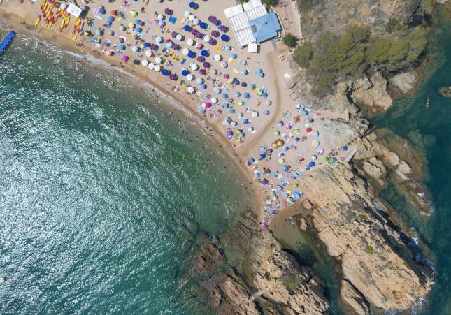 EuropaPress 5361063 numerosas personas disfrutan dia playa costa brava 30 julio 2023 tossa mar