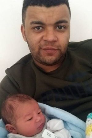 padre niño muerto ríe padre niño muerto ríe