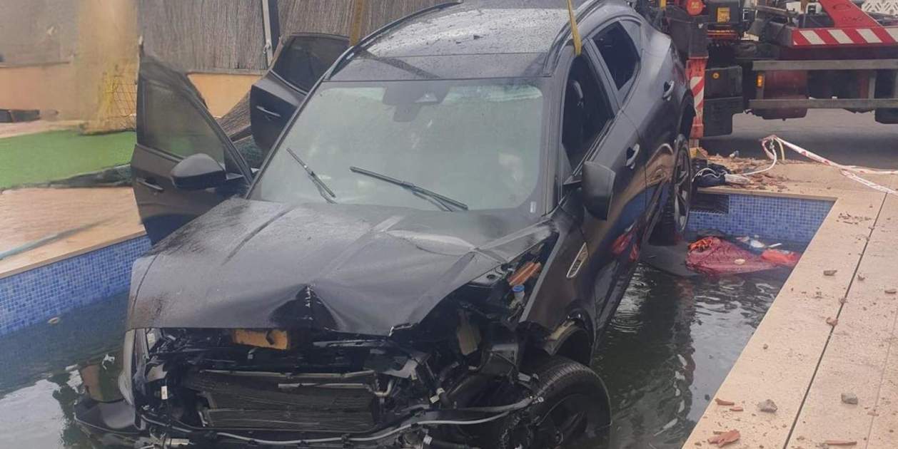 Un hombre drogado y bebido se cae con el coche en una piscina después ...