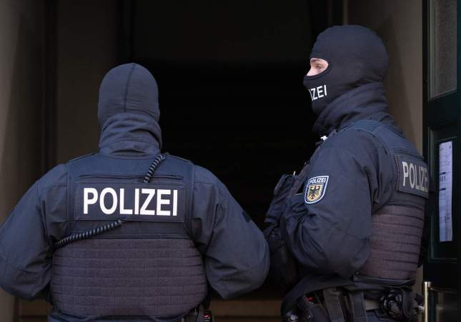 EuropaPress 6327427 05 november 2024 saxony dresden police officers stand in building entrance