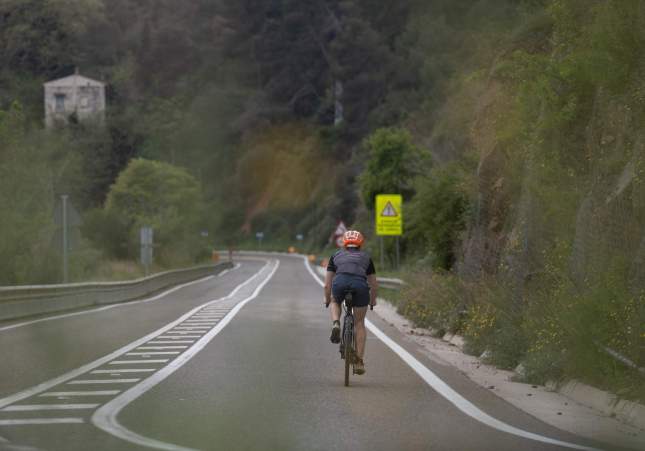EuropaPress 6648751 ciclista circula carretera larrabassada 15 abril 2025 barcelona cataluna