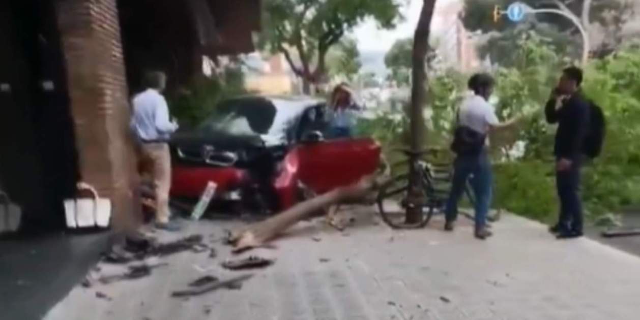 Un coche pierde el control, atropella a un peatón y se estampa contra ...