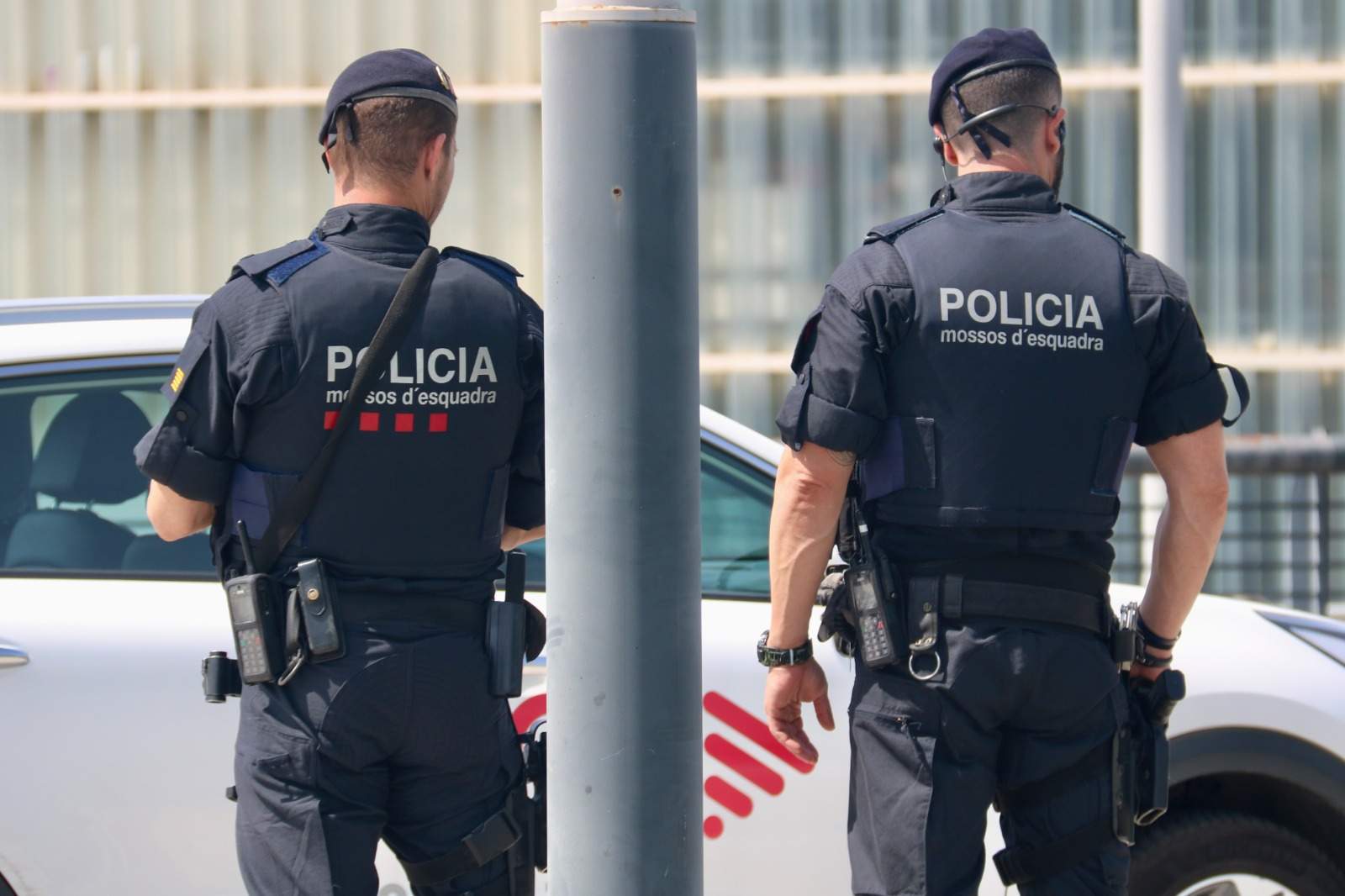 Dos agents dels Mossos d'Esquadra a la T1 de l'aeroport Josep Tarradellas Barcelona-El Prat / Albert Segura, ACN