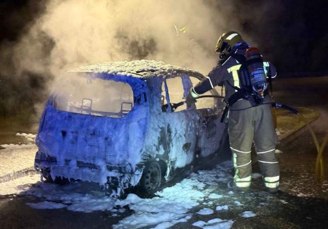 coche incendiado bomberos coche incendiado bomberos