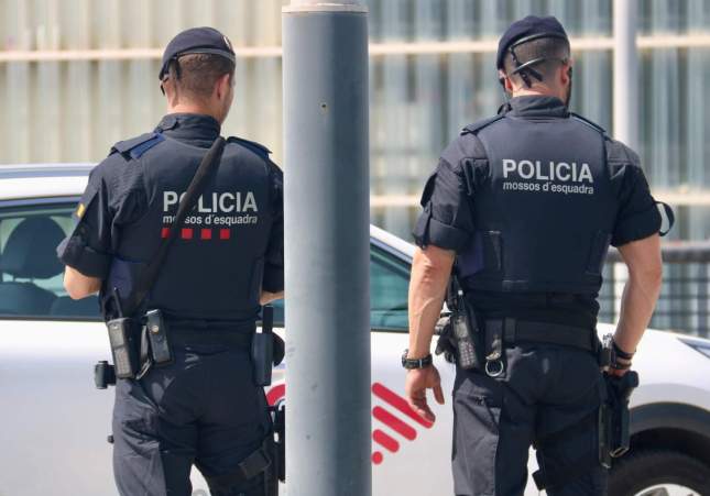 Dos agents dels Mossos d'Esquadra a la T1 de l'aeroport Josep Tarradellas Barcelona-El Prat / Albert Segura, ACN