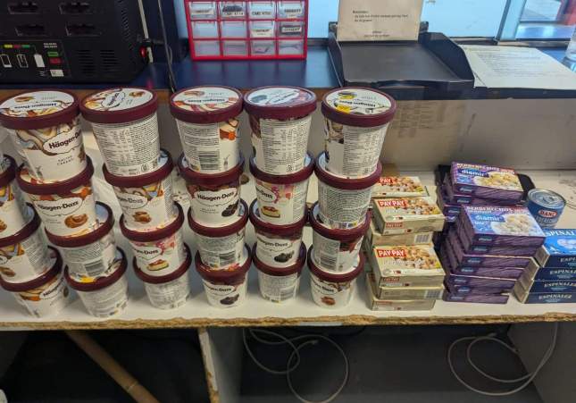 Alguns dels productes que el detingut duia a les bosses | Mossos d'Esquadra Alguns dels productes que el detingut duia a les bosses | Mossos d'Esquadra