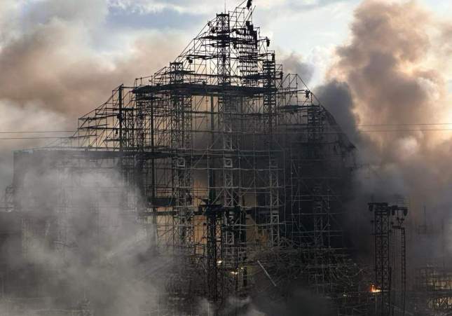 tomorrowland estructura incendi foc tomorrowland estructura incendi foc