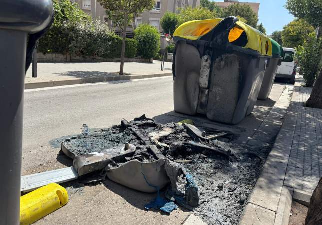 Contenedor incendiado Montornès del Vallès /GRS