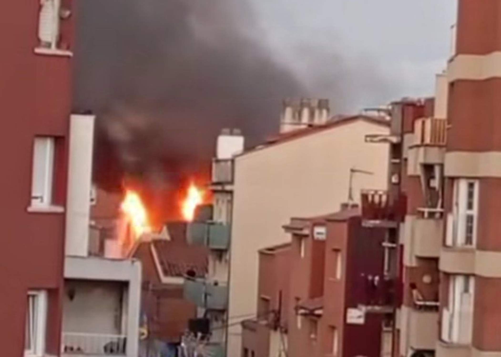 incendi edifici ocupa terrassa